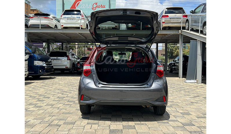 2017 Toyota Vitz F image-9