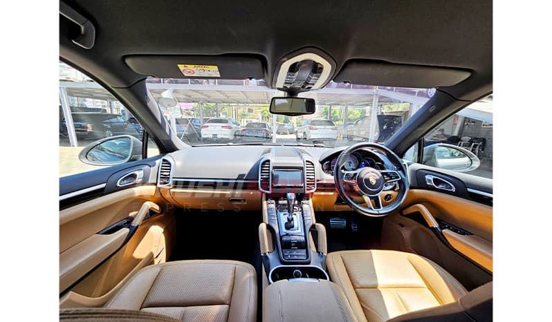 2016 Porsche Cayenne image-9
