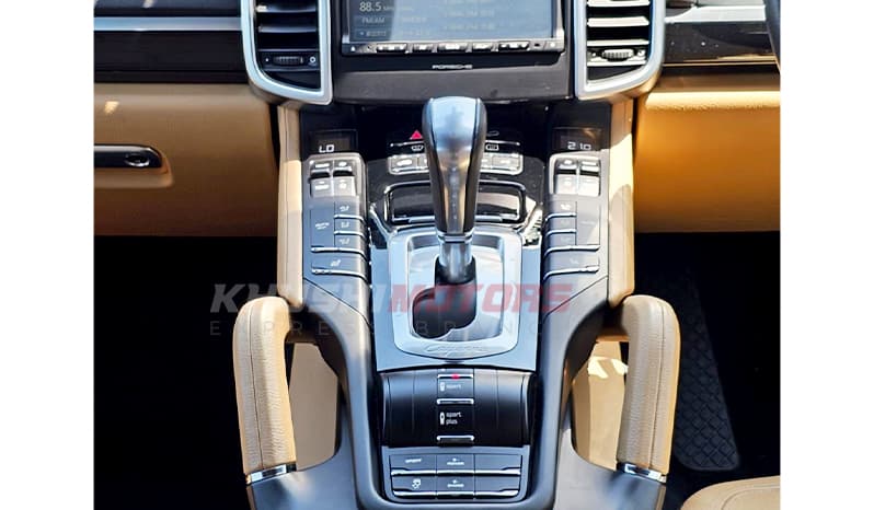 2016 Porsche Cayenne image-10