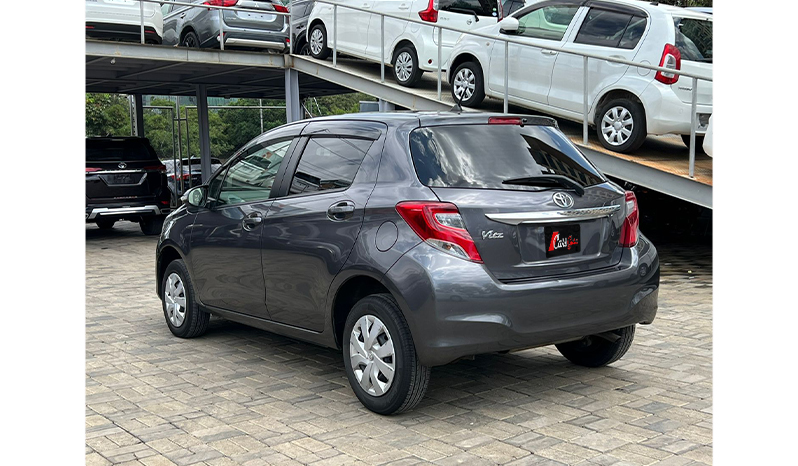 2016 Toyota Vitz F image-5