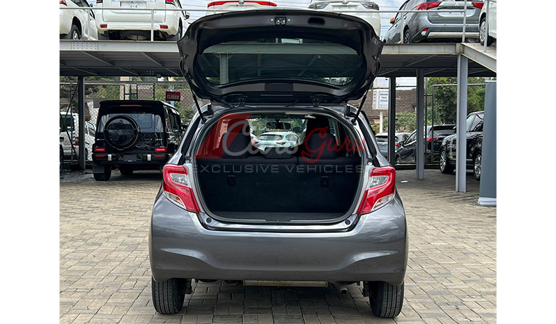 2016 Toyota Vitz F image-7