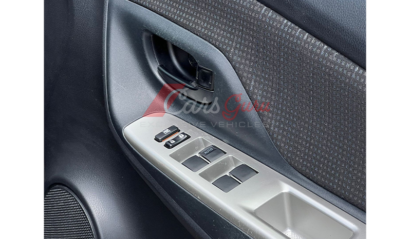 2016 Toyota Vitz F image-8