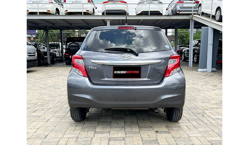 2016 Toyota Vitz F image-12