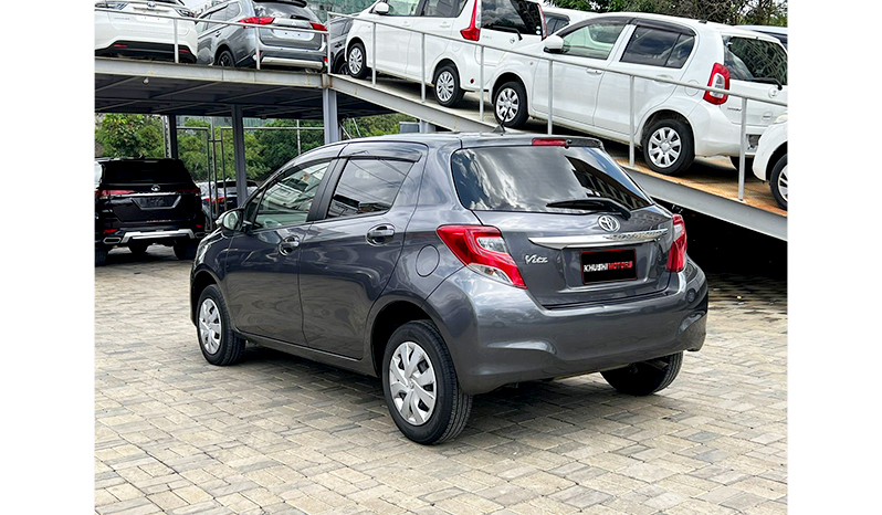 2016 Toyota Vitz F image-14