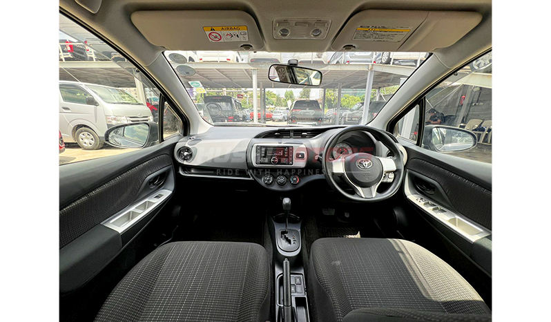 2016 Toyota Vitz F image-15