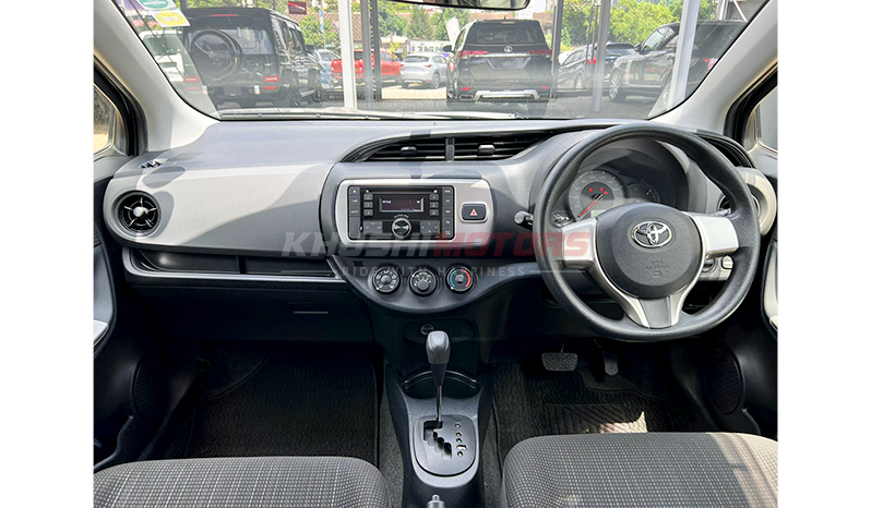2016 Toyota Vitz F image-16