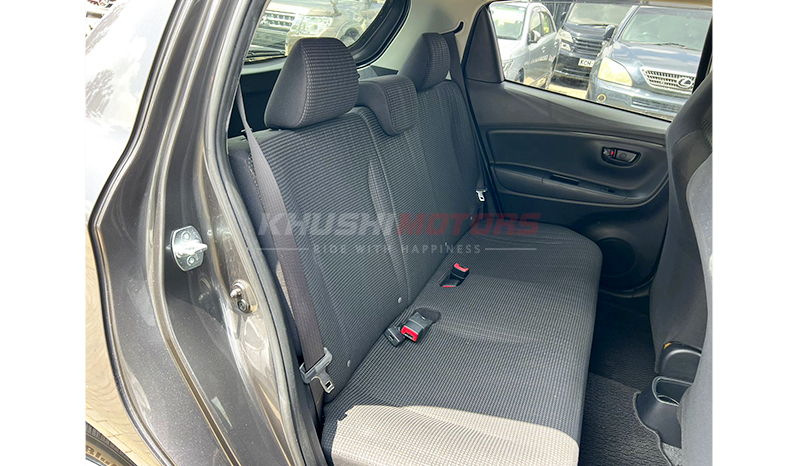 2016 Toyota Vitz F image-17