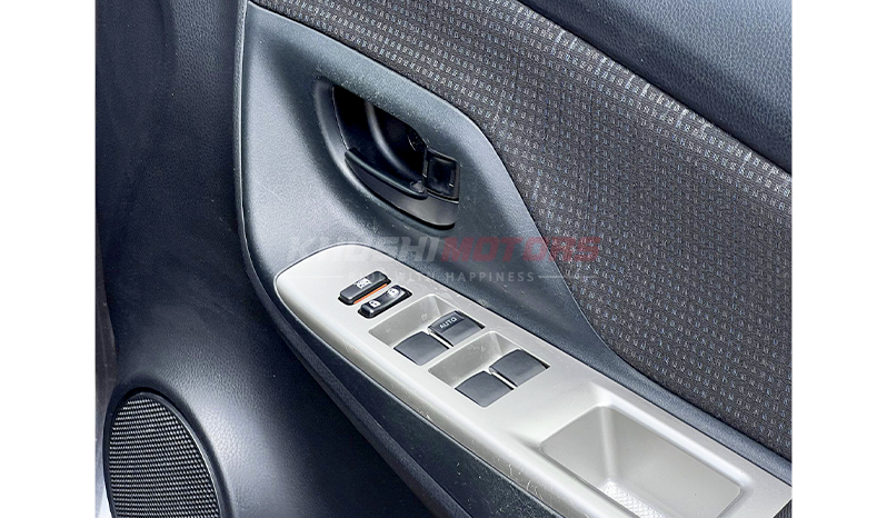 2016 Toyota Vitz F image-18