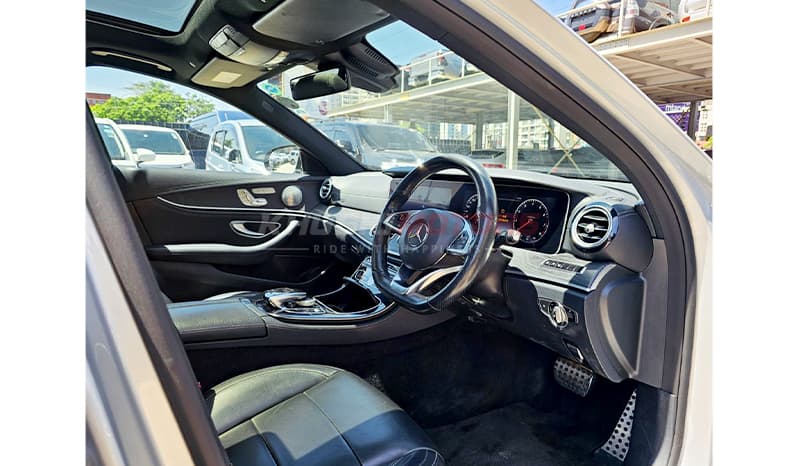 2016 Mercedes-Benz E-Class E200 image-15
