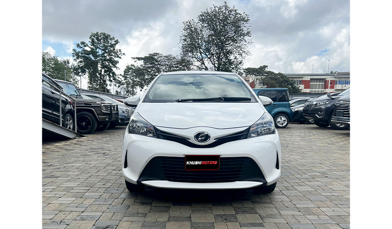 2016 Toyota Vitz F image-1
