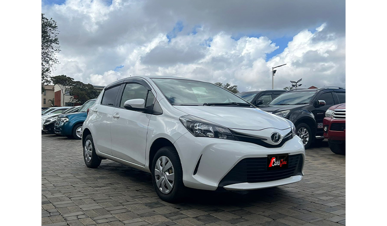 2016 Toyota Vitz F image-3
