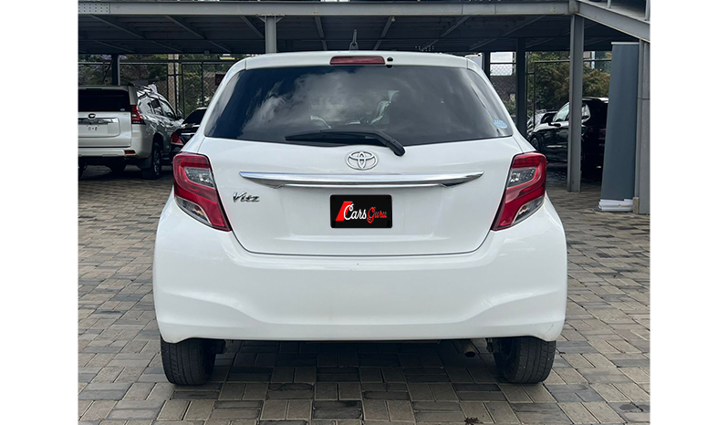 2016 Toyota Vitz F image-4
