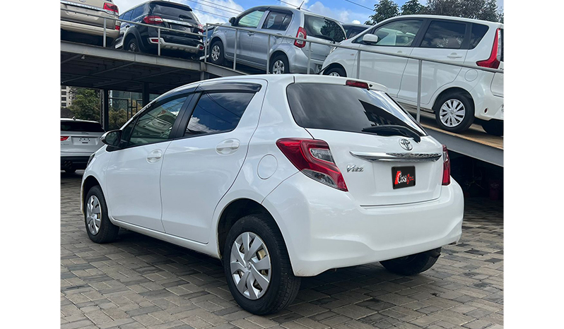 2016 Toyota Vitz F image-5