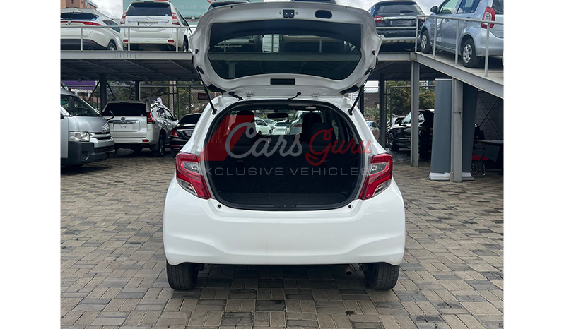 2016 Toyota Vitz F image-7