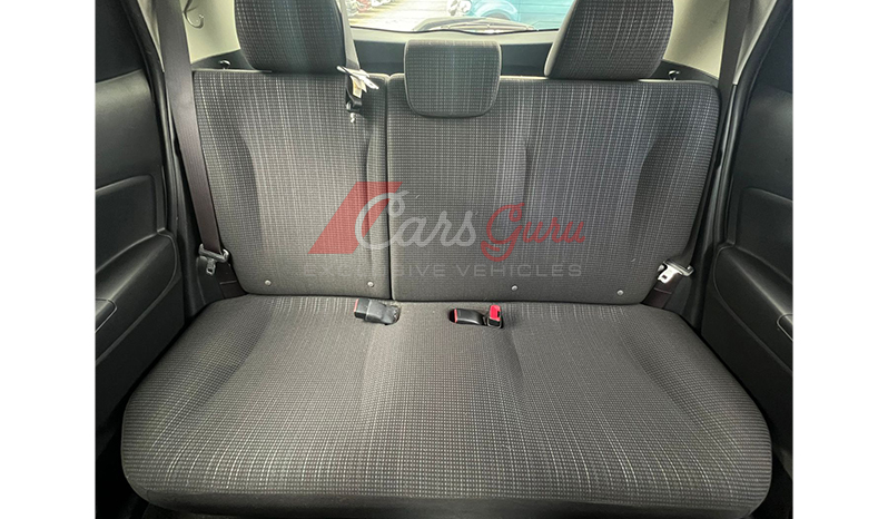 2016 Toyota Vitz F image-8