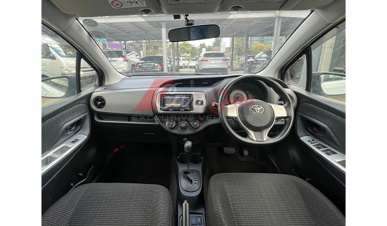 2016 Toyota Vitz F image-9