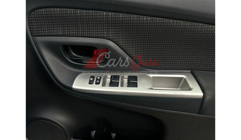 2016 Toyota Vitz F image-10