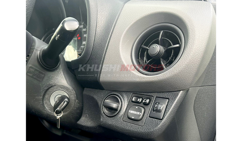 2016 Toyota Vitz F image-16