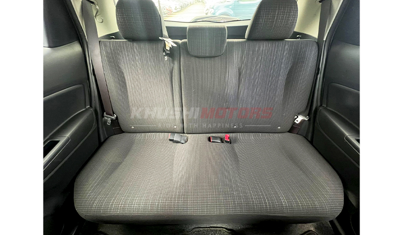 2016 Toyota Vitz F image-17