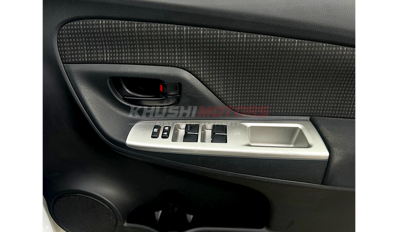 2016 Toyota Vitz F image-18