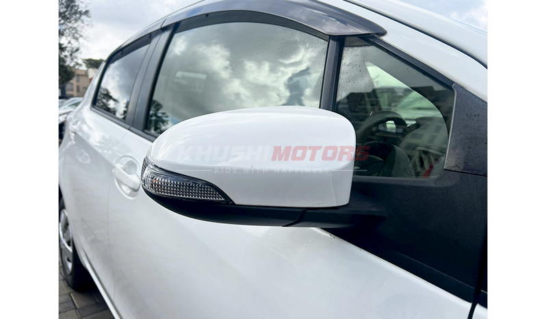 2016 Toyota Vitz F image-19