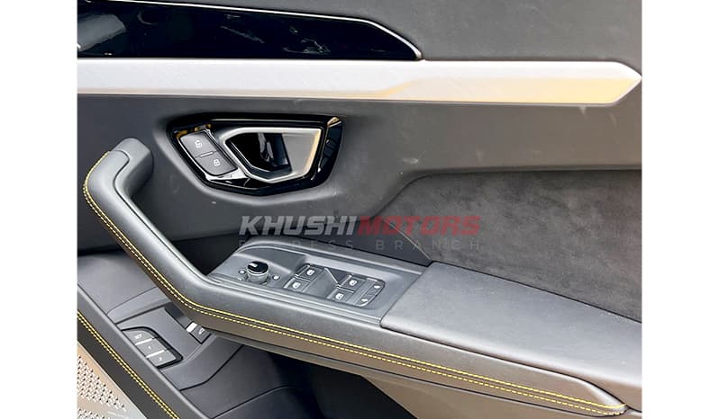 2019 Lamborghini Urus Base image-10