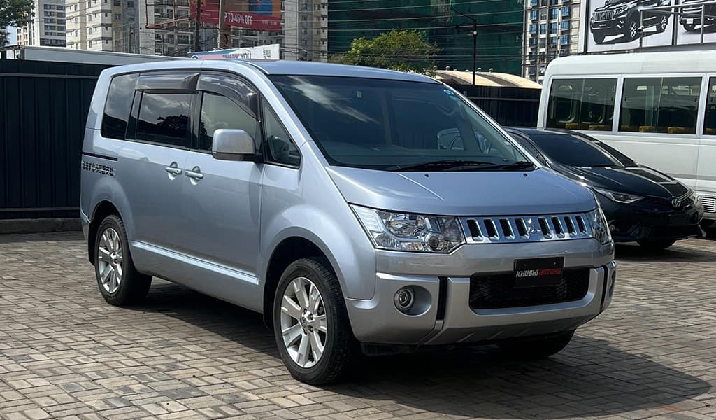 2017 Mitsubishi Delica D5 D POWER image-3