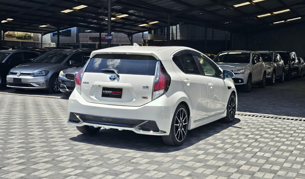 2017 Toyota Aqua GS image-5