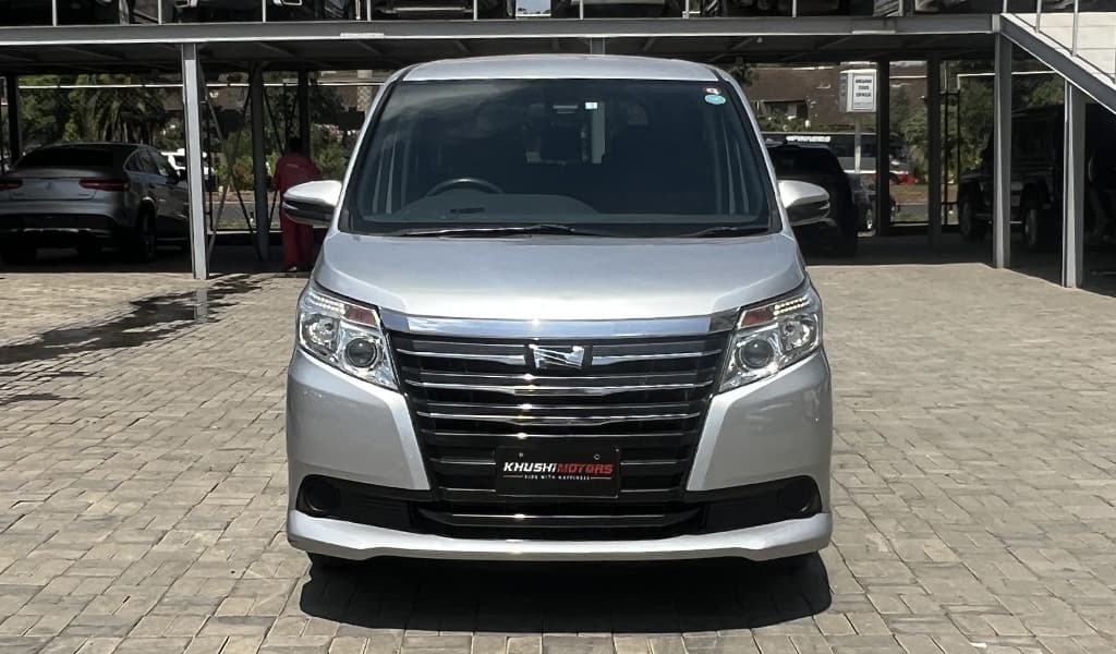 2017 Toyota Noah XV Selection image-1