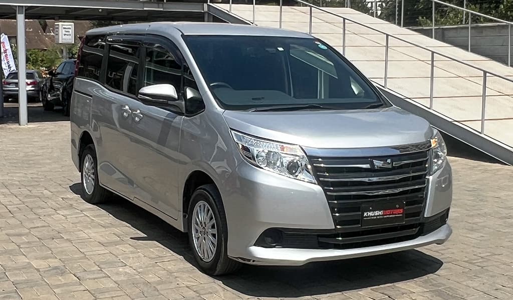 2017 Toyota Noah XV Selection image-2