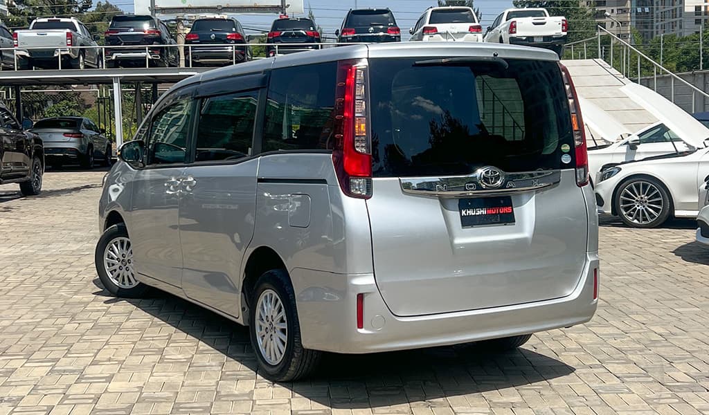 2017 Toyota Noah XV Selection image-4
