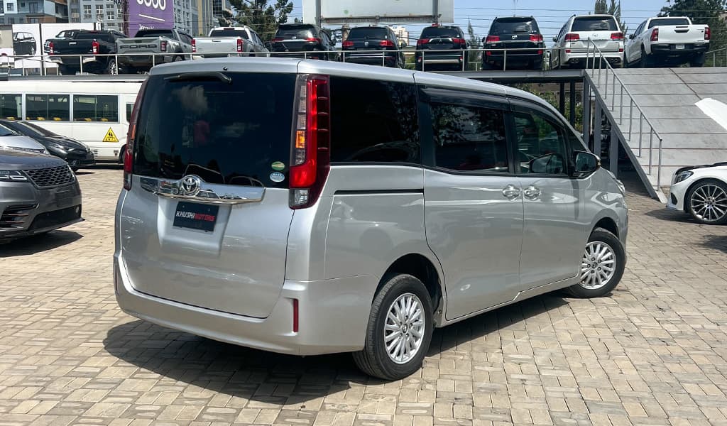 2017 Toyota Noah XV Selection image-5