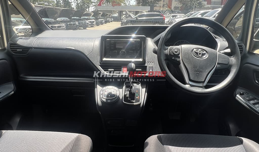 2017 Toyota Noah XV Selection image-6