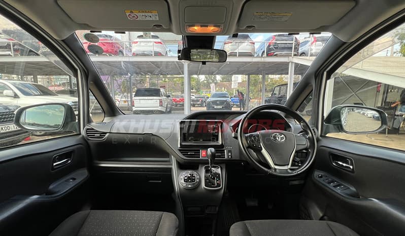 2017 Toyota Voxy V image-2