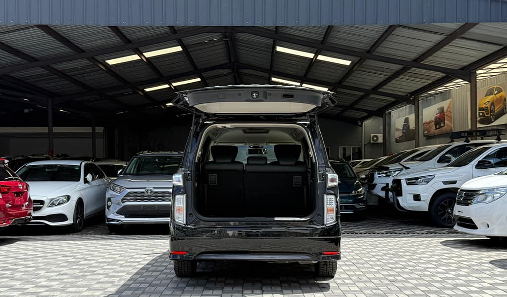 2018 Nissan Elgrand image-21