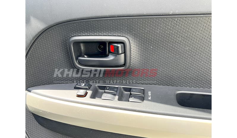2002 Toyota IST image-8