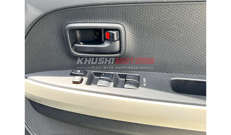 2003 Toyota IST image-5