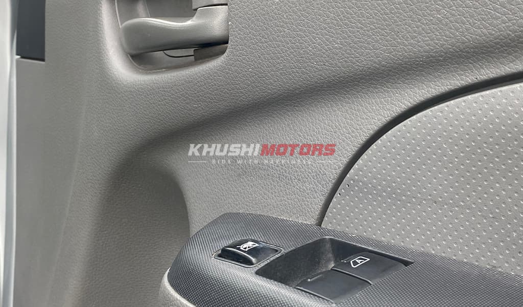2017 Nissan Caravan 5D image-8