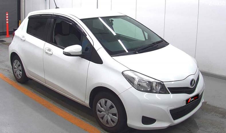 2011 Toyota Vitz image-2