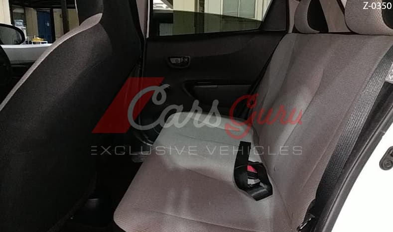 2011 Toyota Vitz image-7