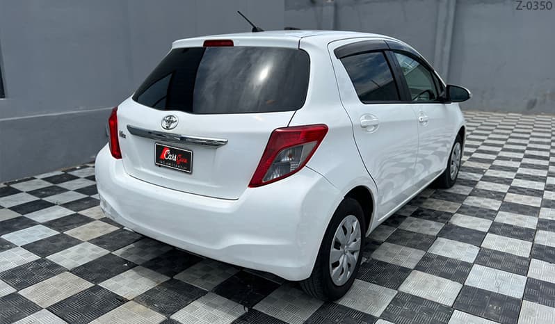2011 Toyota Vitz image-11