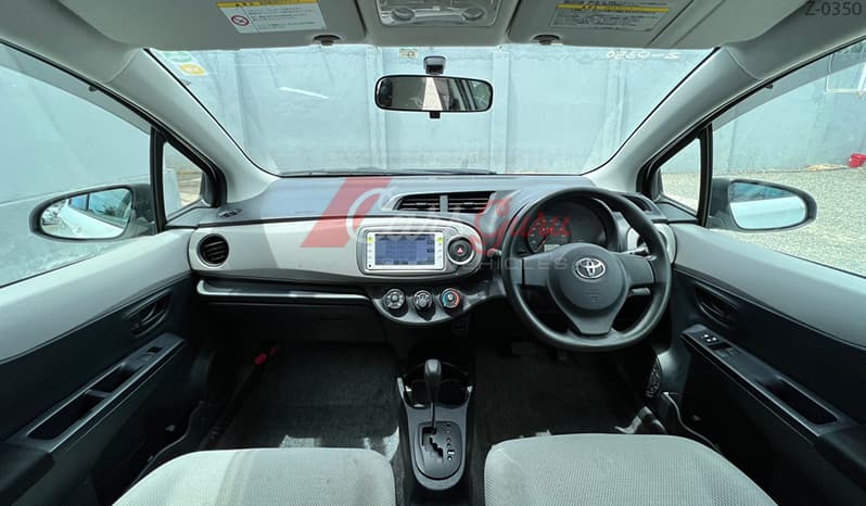2011 Toyota Vitz image-12