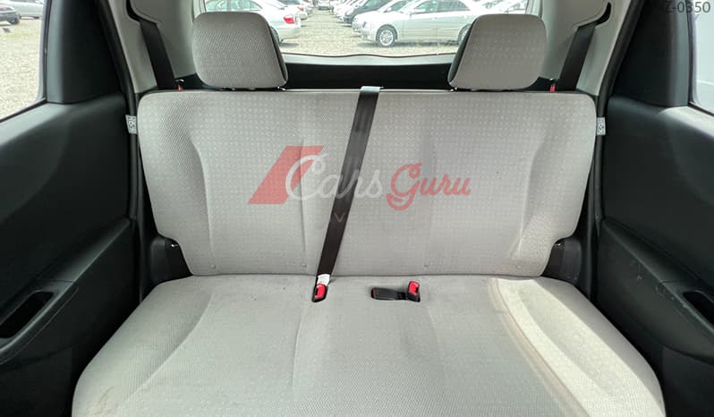 2011 Toyota Vitz image-15