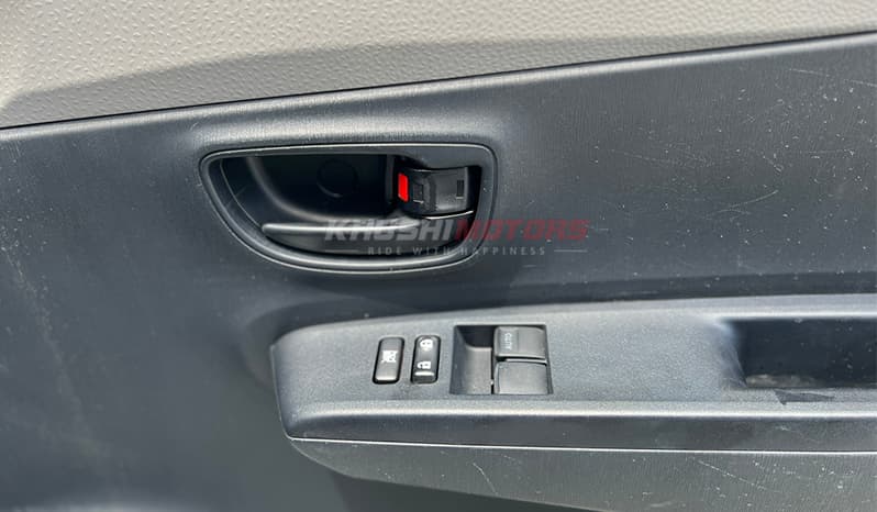 2011 Toyota Vitz image-22