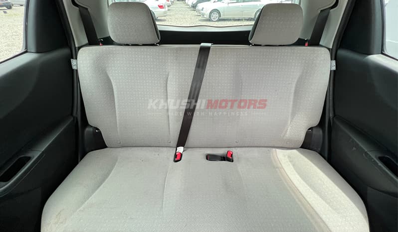 2011 Toyota Vitz image-27