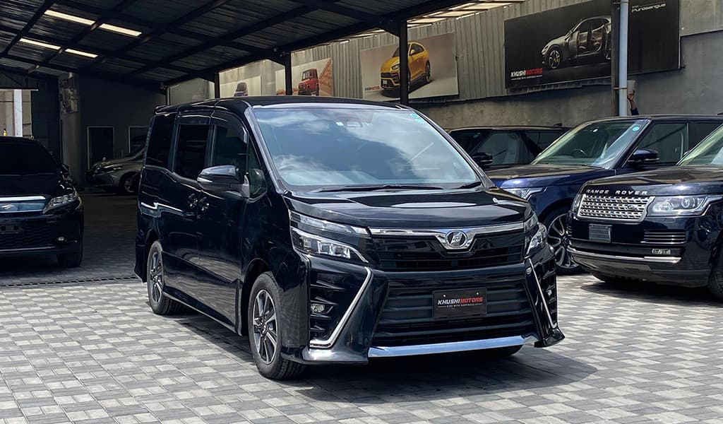 2017 Toyota Voxy ZS image-1
