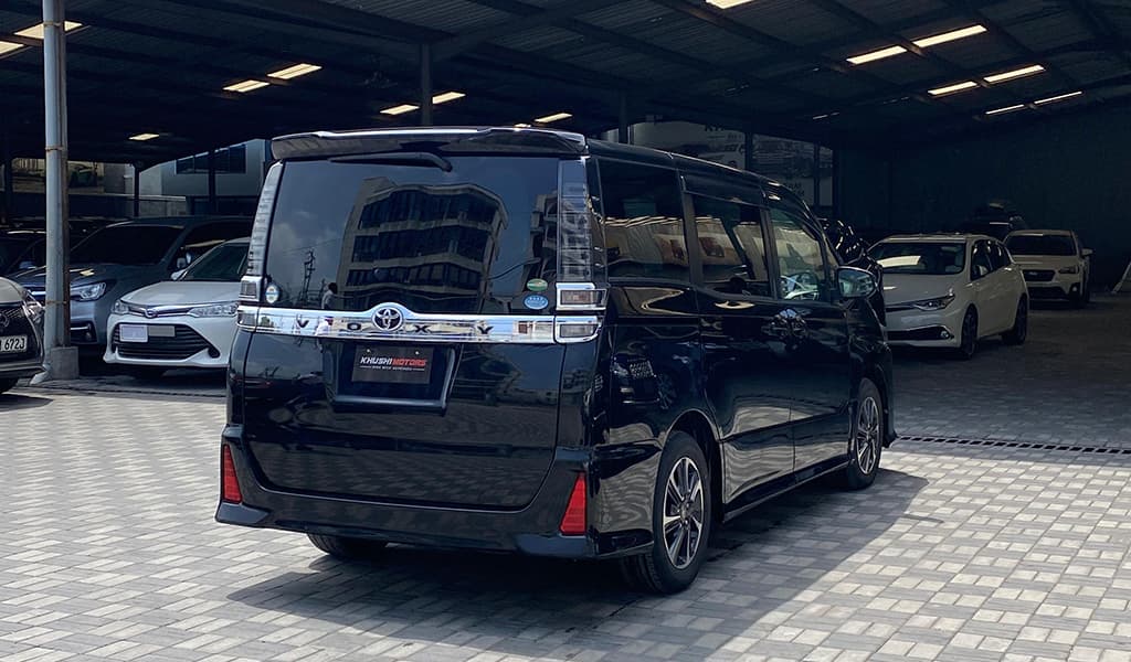 2017 Toyota Voxy ZS image-5