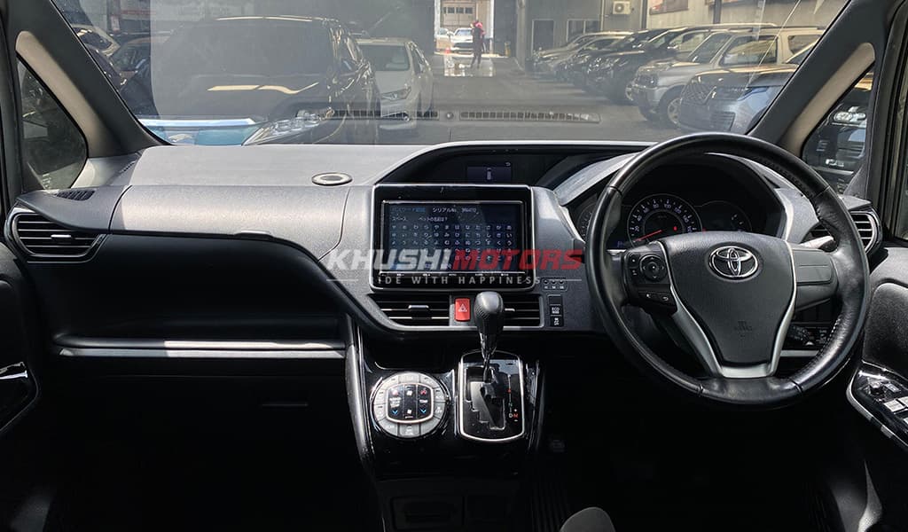 2017 Toyota Voxy ZS image-6