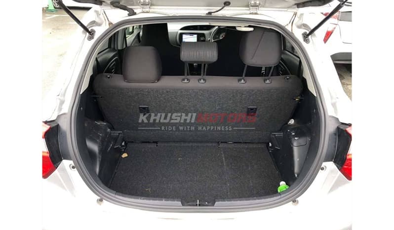 2019 Toyota Vitz F image-7