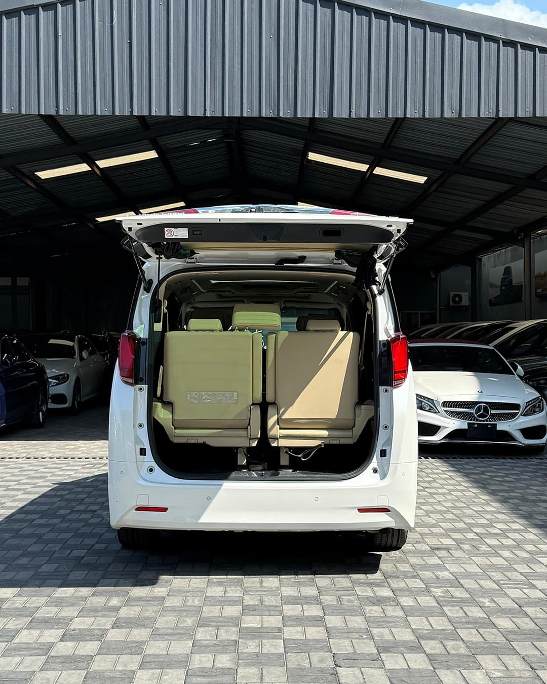 2018 Toyota Alphard image-25